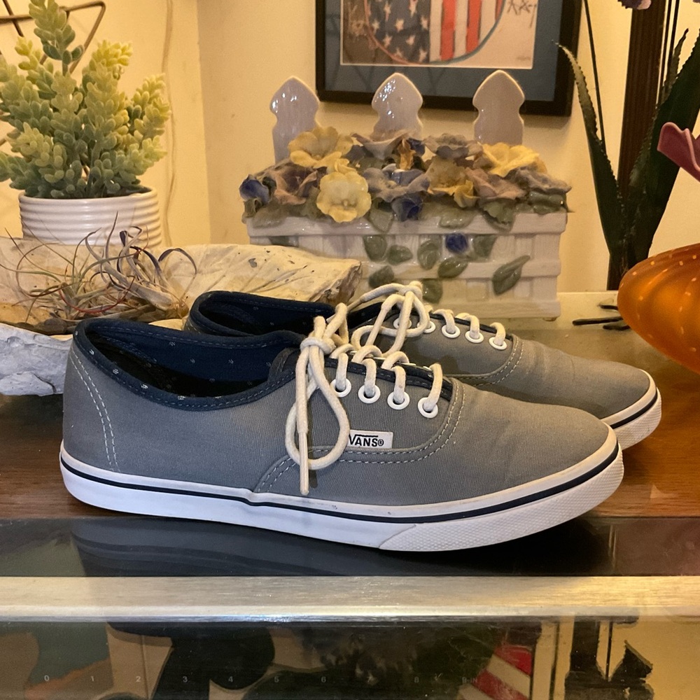 VANS WOMENS AUTHENTIC LOW PRO SNEAKERS 6.5